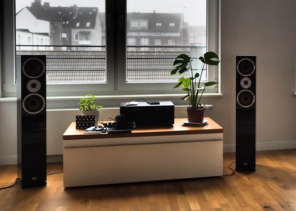 floorstanding speakers in stereo listening setup